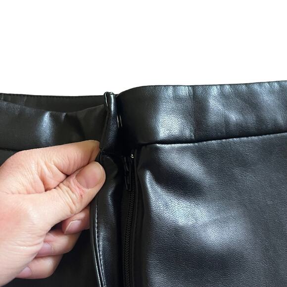 Wilfred Aritizia Faux Leather Moto Pants Skinny Straight Vegan Black Edgy Size 2 - Picture 2 of 6